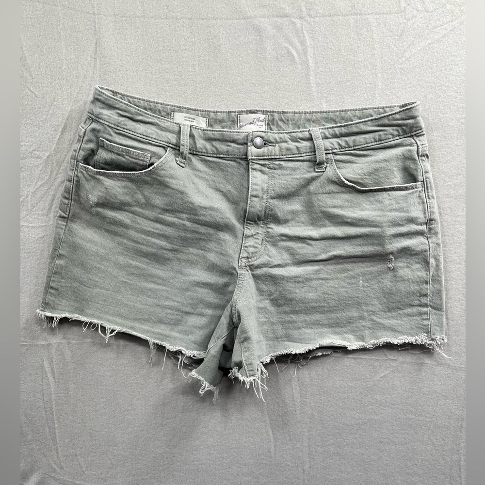 Women's Universal Thread Gray Vintage Midi Frayed Hem Shorts Size 16